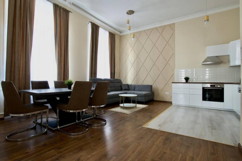 Premium Apartment By Hi5-Vaci Str. 3 Bedroom Budapest Exterior photo